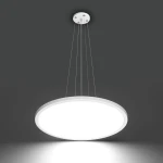 Lampa wisząca Manito D40 w kolorze białym z pojedynczym źródłem światła LED o mocy 32W. Okrągły klosz zawieszony na cienkich linkach, z montażem na sufitowym stropie. Tło ciemne, podkreślające jasność lampy.