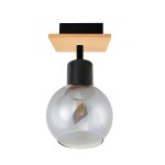 Czarna lampa sufitowa typu spot z drewnianym stelażem, wyposażona w szklaną kulistą klosz. Produkt zawiera miejsce na jedną żarówkę E27. Ujęcie z dołu, ukazujące detale konstrukcji oraz przezroczystość klosza.
