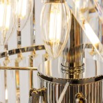 Luxe żyrandol z chromowanym wykończeniem, z widocznymi żarówkami E14. Ujęcie z bliska, pokazujące teksturowaną podstawę i lustrzaną powierzchnię, otoczoną kryształowymi elementami, które odbijają światło, tworząc efektowne refleksy.