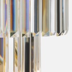 Luxe żyrandol w złotym kolorze z 40 gniazdami E14, z bliska ukazujący transparentne, szklane elementy o prostokątnym kształcie, z wyraźnymi krawędziami, odbijającymi światło, w eleganckim, nowoczesnym stylu.