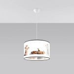 Lampa wisząca Koty z jedną oprawą E27, w białym kolorze, z abażurem przedstawiającym różne koty w pozycji leżącej i stojącej. Produkt zawieszony na białym przewodzie, z okrągłym kształtem i czarną krawędzią. Tło szare, minimalistyczne.
