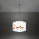 Lampa wisząca Koty w kolorze białym z abażurem przedstawiającym nadruki trzech kotów w różnych pozach. Produkt zawiesza się na cienkim, białym przewodzie. Kształt okrągły, z centralnym źródłem światła E27. Tło ciemne, minimalistyczne.