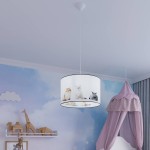 Lampa wisząca Koty 40 z abażurem w białym kolorze, z grafiką przedstawiającą kilka kotów. Ujęcie z góry, lampa zawieszona na cienkim przewodzie w pokoju dziecięcym, na tle pastelowej ściany z chmurkami.