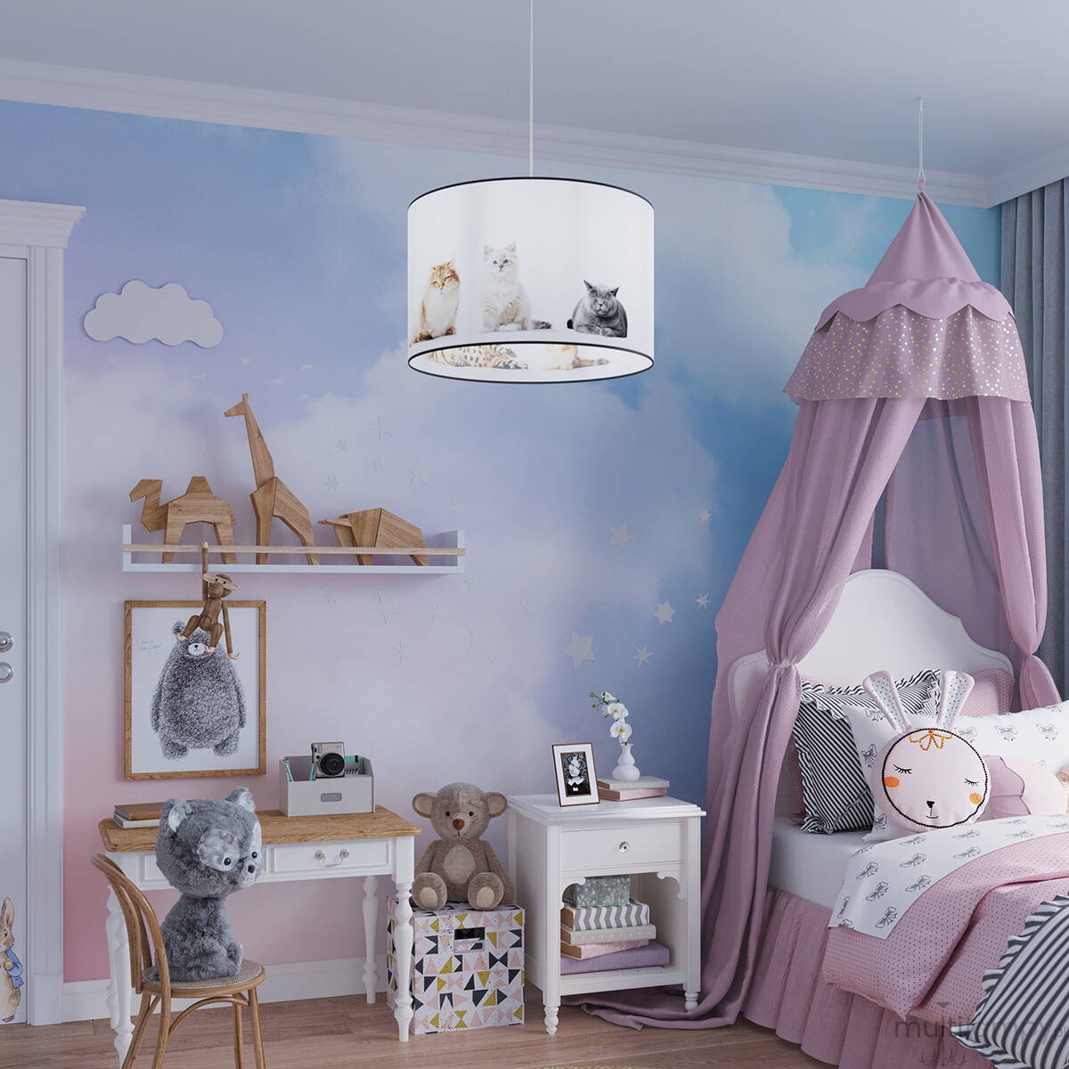 Lampa wisząca Koty 30 w białym kolorze, z kloszem z grafiką przedstawiającą różne koty. Zawieszona w pokoju dziecięcym, na tle pastelowej ściany z chmurkami. Wysoka, okrągła forma z czarną krawędzią, z jednym gniazdem E27.