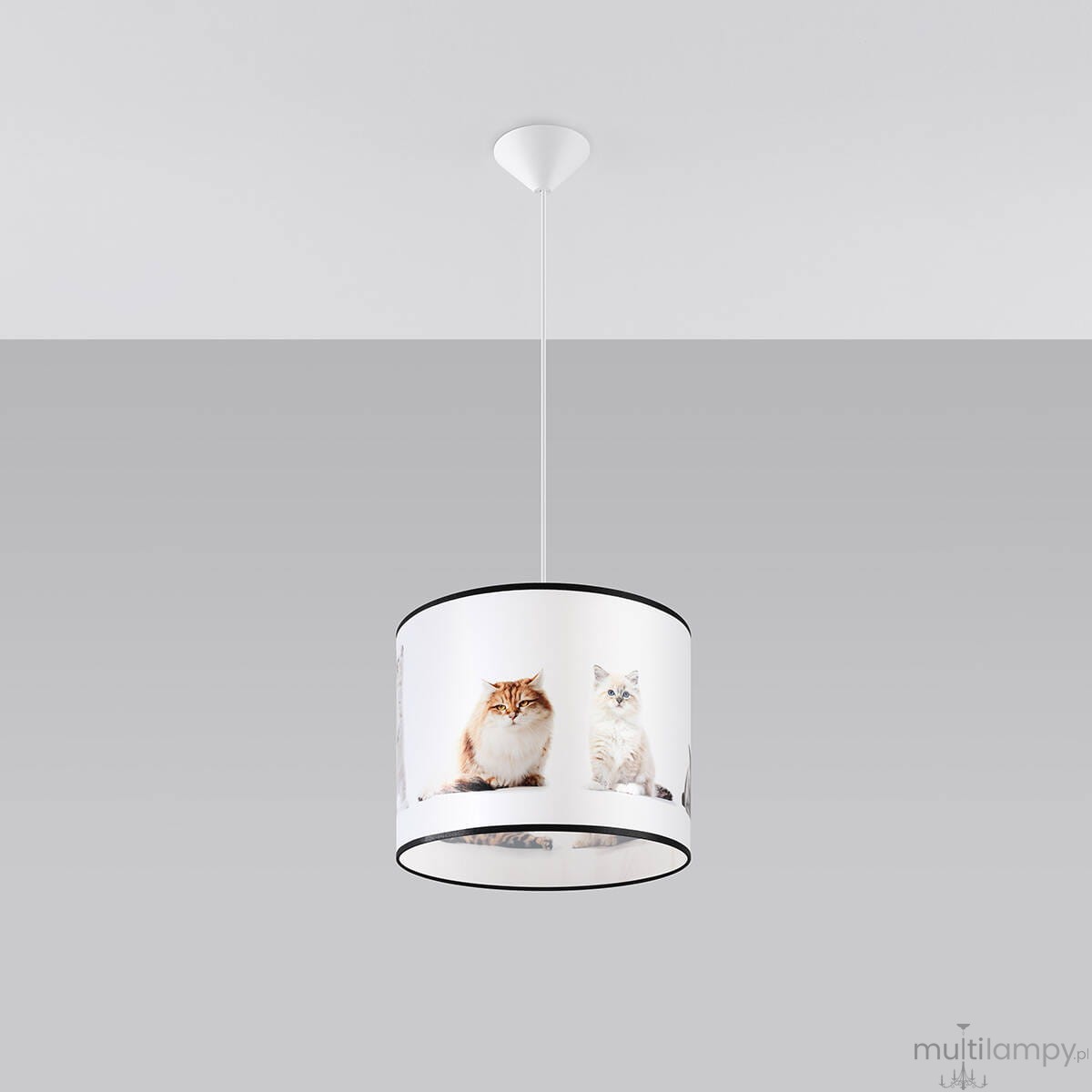 Lampa wisząca Koty 30 z białym abażurem, na którym znajdują się wizerunki dwóch kotów. Okrągły kształt z czarnym wykończeniem, zawieszona na białym kablu. Idealna do nowoczesnych wnętrz.