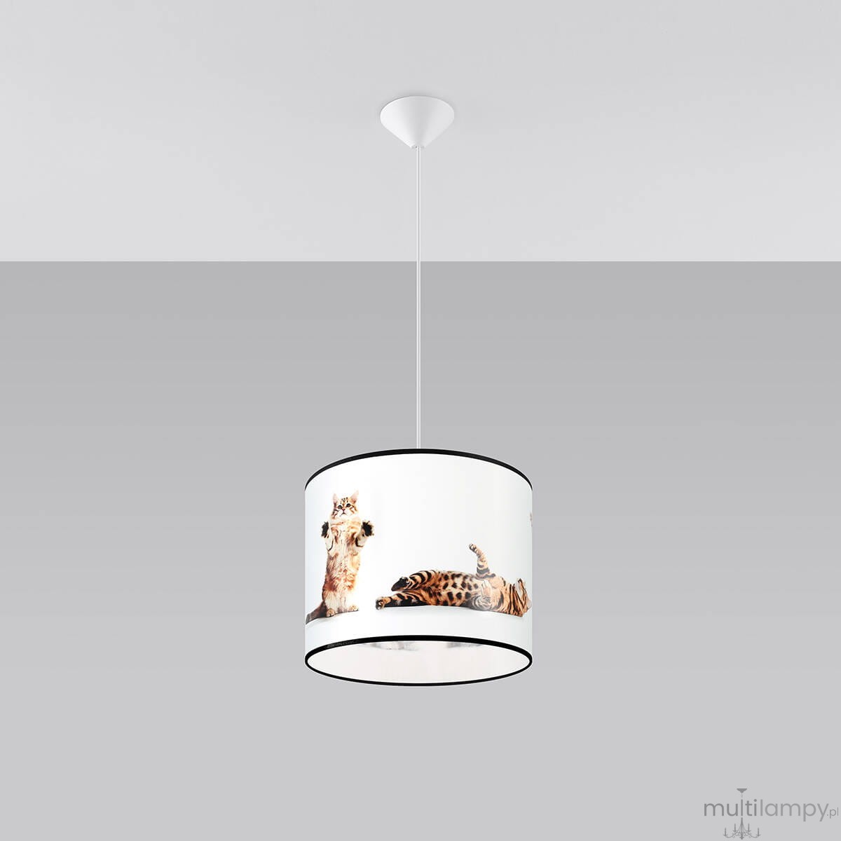 Lampa wisząca Koty 30, okrągła, z białym abażurem z grafiką przedstawiającą różne koty. Zawieszona na białym przewodzie, z czarną obwódką u dołu. Przeznaczona na żarówkę E27. Tło szare, minimalistyczne.