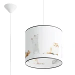 Lampa wisząca Koty o białym kloszu z grafiką przedstawiającą różne rasy kotów, umocowana na cienkim przewodzie. Klosz ma cylindryczny kształt z czarną krawędzią, wisi w pozycji pionowej, na jednolitym tle.