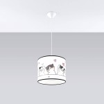 Lampa wisząca Cats w białym kolorze, z cylindrycznym kloszem ozdobionym ilustracjami kotów i serduszek. Zawieszona na cienkim przewodzie, z białym mocowaniem sufitowym. Idealna do dziecięcego pokoju lub jako dekoracja w kociej tematyce.