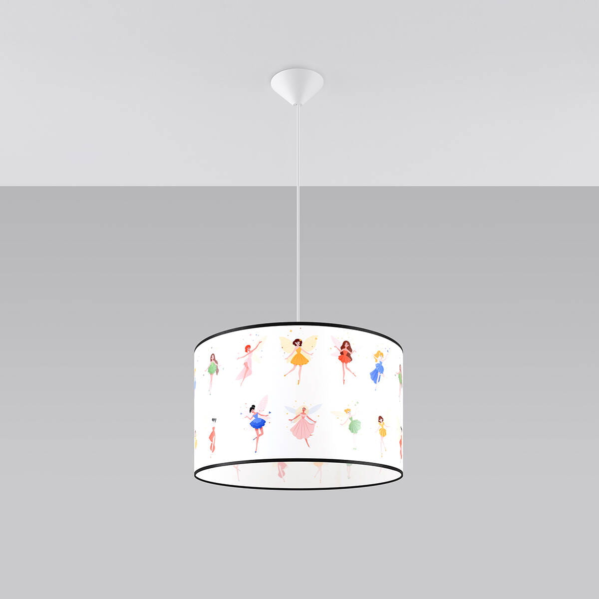 Lampa wisząca Wróżki 40 z białym abażurem, ozdobionym kolorowymi postaciami wróżek w różnych strojach. Wisi na cienkim kabelku, z okrągłym, czarnym wykończeniem. Idealna do pokoju dziecięcego.