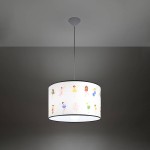 Lampa wisząca Wróżki 40 z białym abażurem, ozdobionym kolorowymi postaciami wróżek. Kształt okrągły, zawieszona na cienkim przewodzie. Widoczna oprawka na żarówkę E27, umieszczona w centralnej części. Tło ciemne, neutralne.