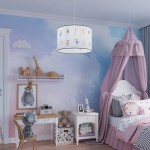 Lampa wisząca Wróżki 40, biała, z abażurem zdobionym kolorowymi wróżkami, zawieszona w dziecięcym pokoju. Tło w pastelowych kolorach z dekoracjami, takimi jak drewniane figurki i pluszowe zabawki, tworzy przytulną atmosferę.