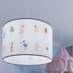 Lampa wisząca Wróżki 40 z białym abażurem, ozdobiona ilustracjami wróżek w kolorowych sukienkach. Kształt cylindryczny, zawieszona na cienkim przewodzie. Tło w jasnych odcieniach, z delikatnymi akcentami kolorów i brokatu.