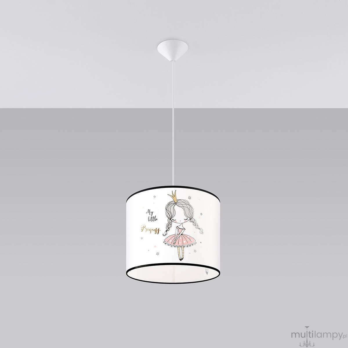 Lampa wisząca Princess 30 w kolorze białym z rysunkiem dziewczynki w tiulowej spódnicy, z złotą koroną i napisem My little Princess. Okrągły klosz z czarnym wykończeniem, zawieszony na białym przewodzie. Idealna do pokoju dziecięcego.