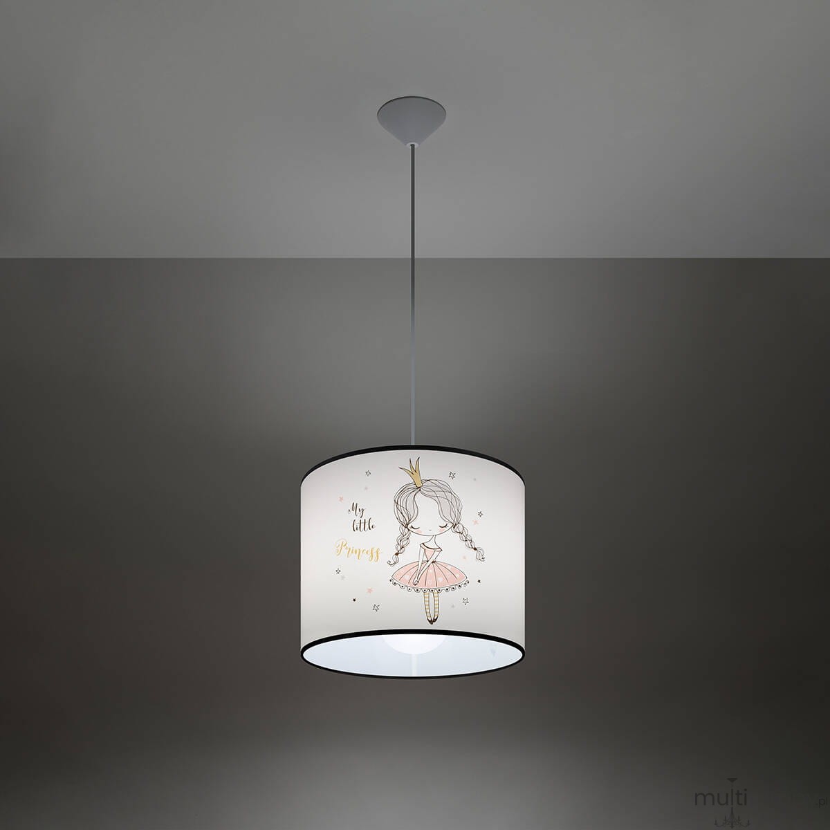 Biała lampa wisząca Princess 30 z kloszem w kształcie cylindra, ozdobiona rysunkiem dziewczynki w tiulu i napisem My little Princess. Zawieszona na cienkim przewodzie z sufitowym mocowaniem, z prostym, minimalistycznym tłem.