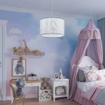 Lampa wisząca Princess 30 w białym kolorze, z dekoracyjnym wzorem baletnic, zawieszona na cienkim przewodzie. W tle pastelowa ściana i elementy dziecięcej aranżacji, takie jak łóżko z baldachimem oraz drewniane zabawki.