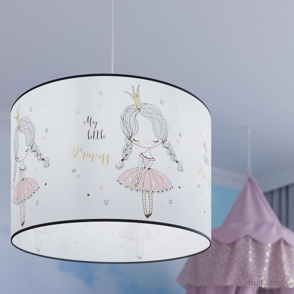 Biała lampa wisząca Princess 30 z abażurem z rysunkiem dziewczynki w różowej sukience i koroną. Widoczne napisy „My little Princess” oraz dekoracyjne gwiazdy. Lampa zawieszona na cienkim przewodzie w jasnym wnętrzu.