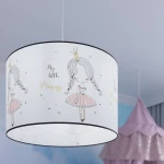 Biała lampa wisząca Princess 30 z abażurem z rysunkiem dziewczynki w różowej sukience i koroną. Widoczne napisy „My little Princess” oraz dekoracyjne gwiazdy. Lampa zawieszona na cienkim przewodzie w jasnym wnętrzu.