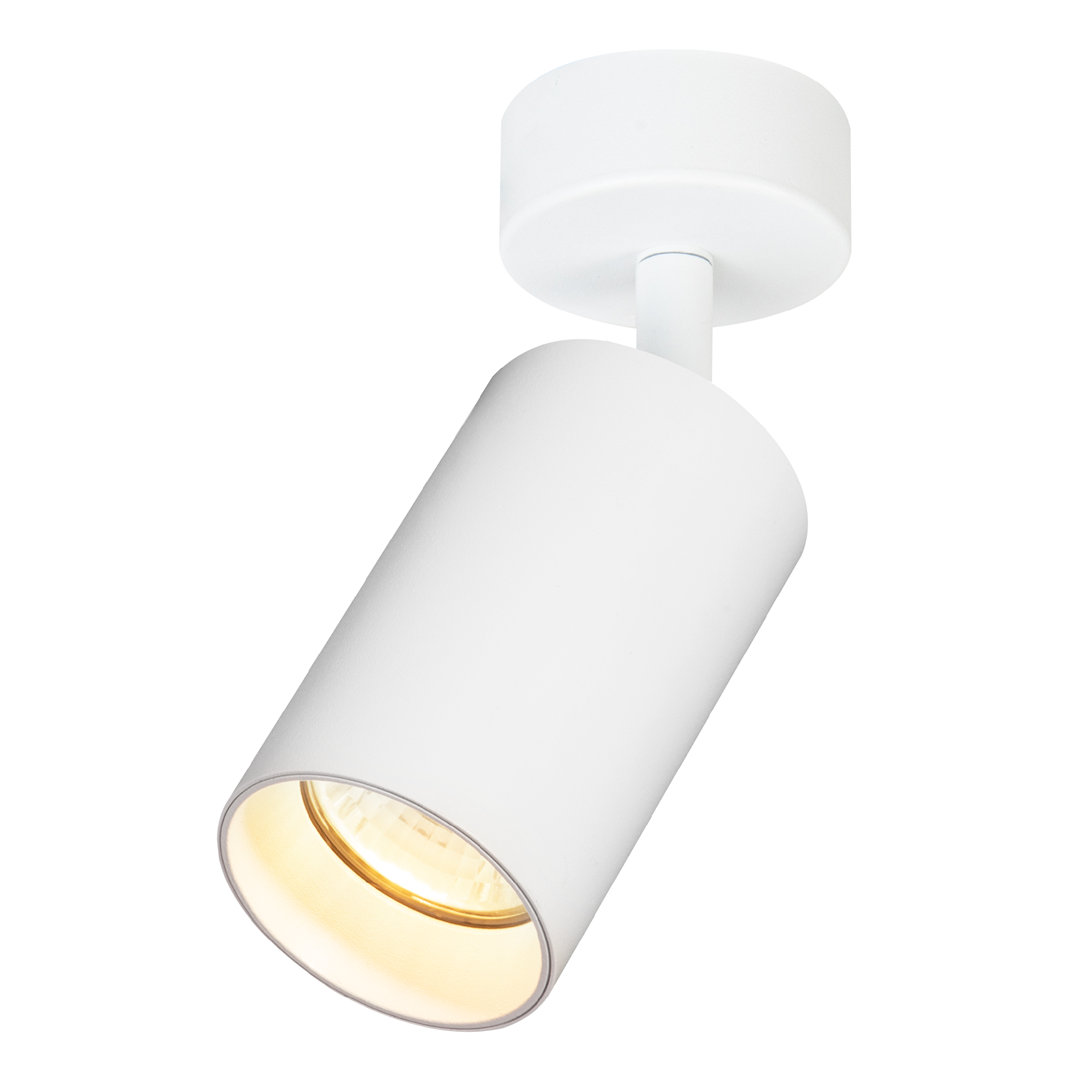 Lampa sufitowa typu spot w kolorze białym z pojedynczym źródłem światła GU10. Ma cylindryczny kształt z matowym wykończeniem. Ujęcie z boku, ukazujące montaż na suficie oraz widoczną żarówkę. Idealna do oświetlenia różnych przestrzeni.