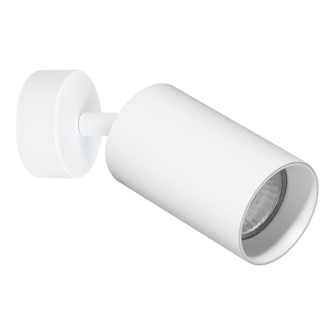 Biała lampa sufitowa typu spot z jedną oprawą na żarówkę GU10. Cylindryczny kształt, montowana na okrągłej podstawie. Ujęcie z boku, ukazujące detal oprawy i mocowanie. Idealna do nowoczesnych wnętrz.