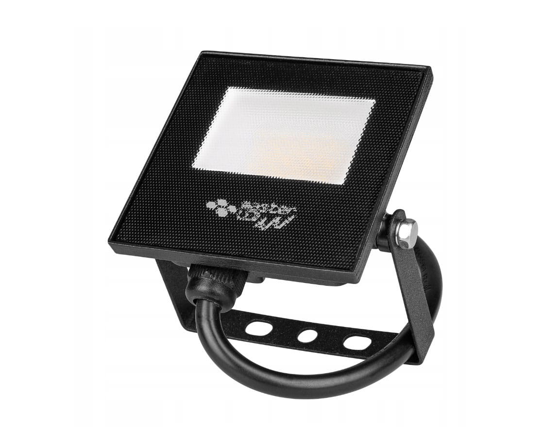 Naświetlacz LED 10W z białą neutralną barwą, o mocy 800lm i klasie szczelności IP65. Posiada kwadratową obudowę w kolorze czarnym, z widoczną matową soczewką i uchwytem montażowym. Produkt stoi na złożonej podstawie.