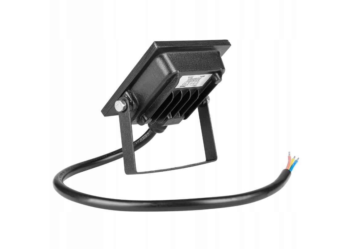 Naświetlacz LED 10W z mocą 800 lm, w kolorze czarnym, z metalową obudową. Ustawiony pod kątem, z widocznym kablem z trzema żyłami. Ochrona IP65 zapewnia odporność na warunki atmosferyczne. Idealny do oświetlenia zewnętrznego.