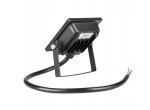 Naświetlacz LED 10W z mocą 800 lm, w kolorze czarnym, z metalową obudową. Ustawiony pod kątem, z widocznym kablem z trzema żyłami. Ochrona IP65 zapewnia odporność na warunki atmosferyczne. Idealny do oświetlenia zewnętrznego.
