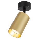 Lampa sufitowa typu spot w kolorze czarnym z złotym kloszem. Cylindryczny klosz skierowany w dół, montowany na okrągłej podstawie. Wykonana z metalu, przeznaczona do żarówki GU10. Ujęcie z dołu, ukazujące detale wykończenia.