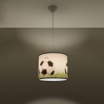 Lampa wisząca w kształcie cylindrycznym, z wzorem piłek nożnych na białym tle, z zielonymi elementami trawy. Zawieszona na cienkim przewodzie, z mocowaniem sufitowym. Wymaga żarówki E27.
