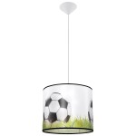 Lampa wisząca Piłka 30 z abażurem w białym kolorze, z grafiką piłek nożnych na tle zielonej trawy. Posiada jedną oprawę na żarówkę E27, zawieszona na białym przewodzie.