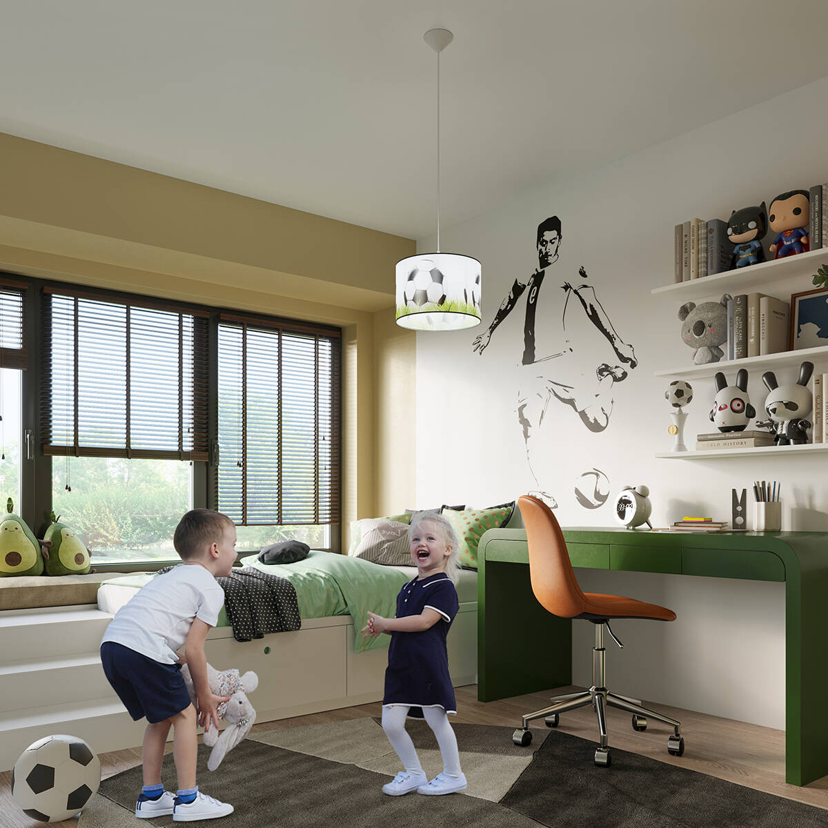 Lampa wisząca Piłka 30 w kolorze białym z wzorem piłki nożnej, zawieszona na cienkim przewodzie. W tle dzieci bawią się w pokoju z zielonym biurkiem, szafkami i dekoracjami, na podłodze dywan w odcieniach brązu.