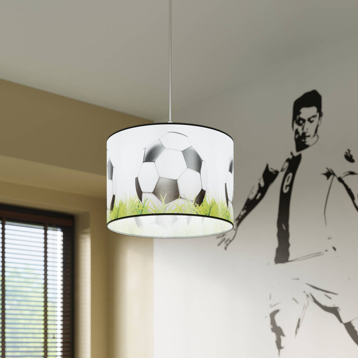 Lampa wisząca Piłka 40 z kloszem w białym kolorze, ozdobiona grafiką piłek nożnych na zielonej trawie. Zawieszona na cienkim przewodzie, idealna do pokoju dziecięcego lub strefy sportowej. E27 jako źródło światła.