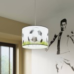 Lampa wisząca Piłka 40 z kloszem w białym kolorze, ozdobiona grafiką piłek nożnych na zielonej trawie. Zawieszona na cienkim przewodzie, idealna do pokoju dziecięcego lub strefy sportowej. E27 jako źródło światła.
