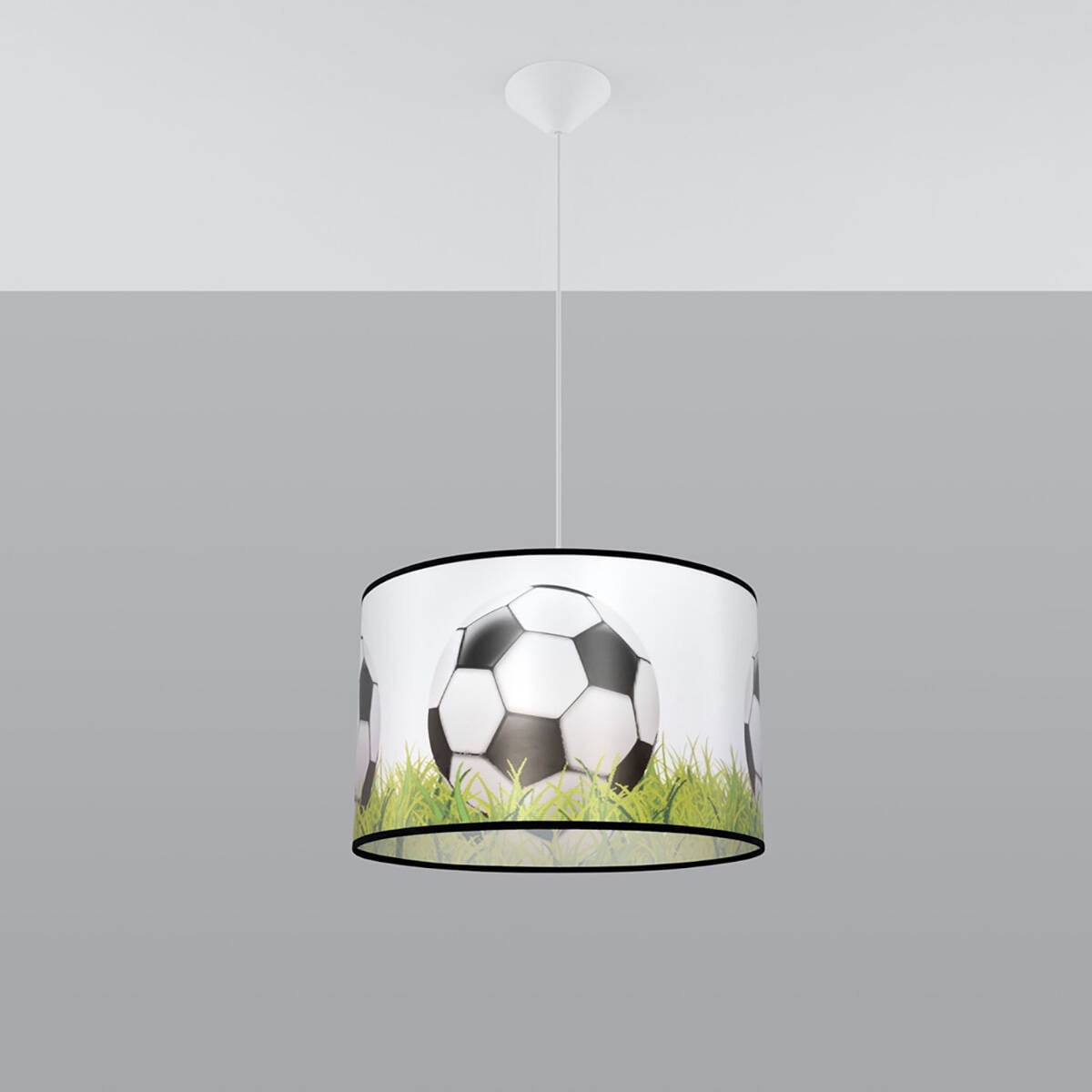 Lampa wisząca Piłka 40 z kloszem przedstawiającym piłki nożne na tle trawy. Klosz ma okrągły kształt, czarną obwódkę, zawieszony na białym przewodzie. Idealna do pokoju dla dzieci lub fanów piłki.