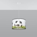 Lampa wisząca Piłka 40 z kloszem przedstawiającym piłki nożne na tle trawy. Klosz ma okrągły kształt, czarną obwódkę, zawieszony na białym przewodzie. Idealna do pokoju dla dzieci lub fanów piłki.