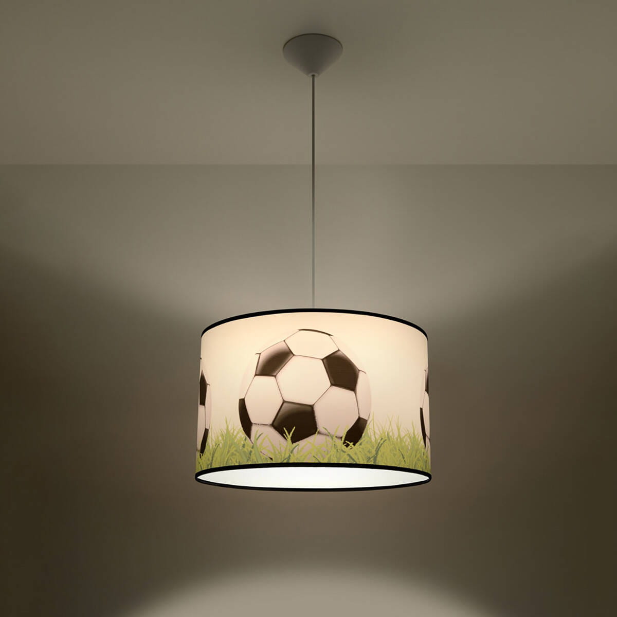 Lampa wisząca Piłka 40 z kloszem w białym kolorze, ozdobiona grafiką piłki nożnej i zieloną trawą. Zawieszona na cienkim kablu, z gładkim mocowaniem sufitowym. Przeznaczona do żarówki E27.