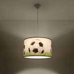 Lampa wisząca Piłka 40 z kloszem w białym kolorze, ozdobiona grafiką piłki nożnej i zieloną trawą. Zawieszona na cienkim kablu, z gładkim mocowaniem sufitowym. Przeznaczona do żarówki E27.