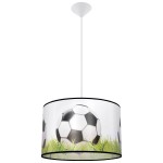 Lampa wisząca Piłka 40 z abażurem w białym kolorze, zdobiona grafiką piłek nożnych i trawy. Posiada pojedynczy gwint E27. Ujęcie z dołu, produkt zawieszony na białym przewodzie.