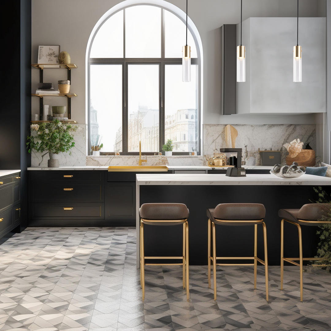 Lampa wisząca Ricky w kolorze czarnym i złotym, z miejscem na jedną żarówkę GU10. Zawieszona w nowoczesnej kuchni, obok okna, z minimalistycznym designem i szklanym kloszem. W tle widoczne eleganckie meble oraz stół z krzesłami.