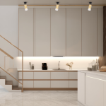 Czarna lampa sufitowa typu spot Ricky z jednym źródłem światła GU10, z metalowym wykończeniem w kolorze złotym. Zawieszona na suficie w nowoczesnej kuchni z białymi meblami i marmurową podłogą.