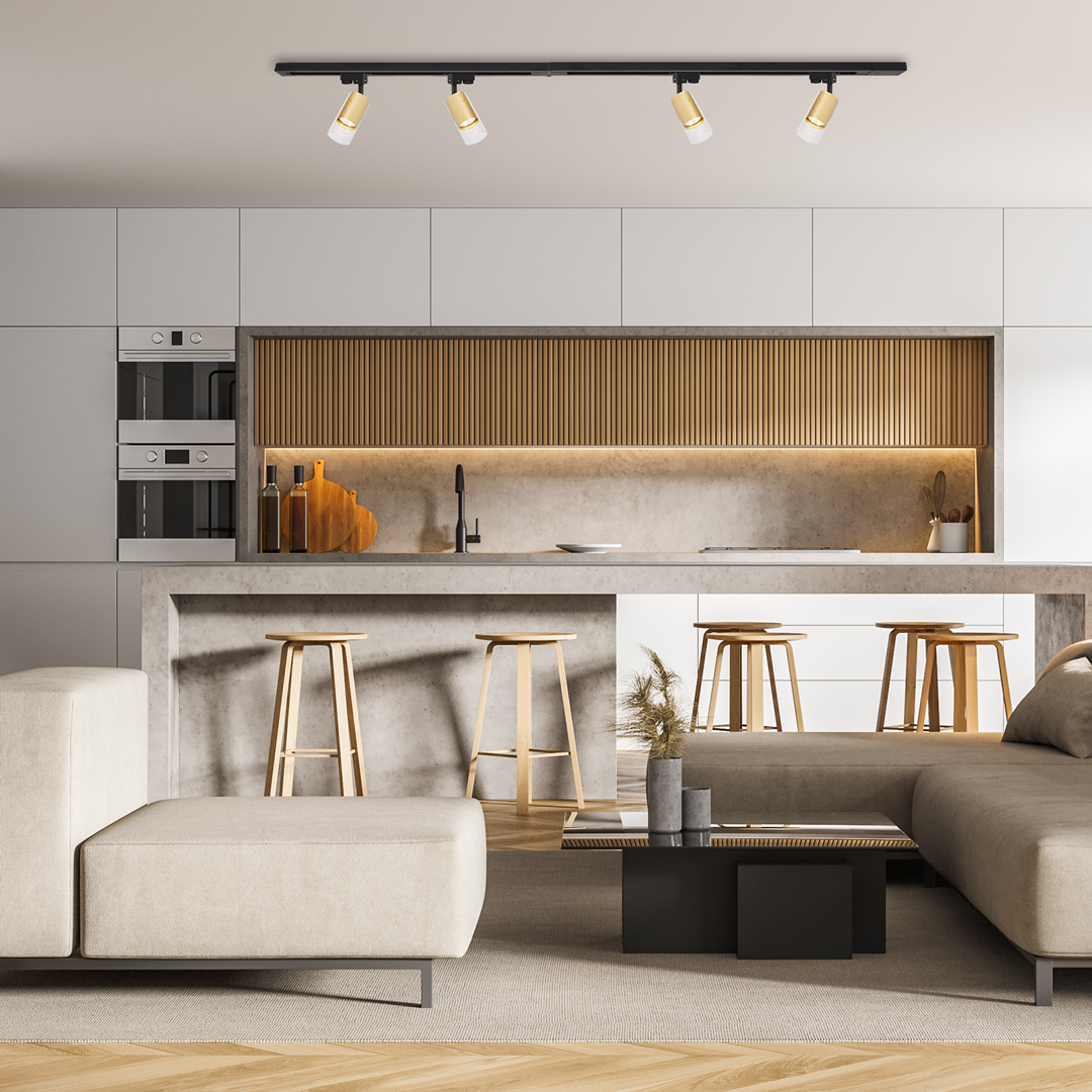 Reflektor spot Track Ricky 1XGU10 w kolorze czarnym i złotym, zamontowany na szynie sufitowej, z trzema ruchomymi punktami świetlnymi. Ujęcie w nowoczesnej kuchni z minimalistycznym wystrojem.