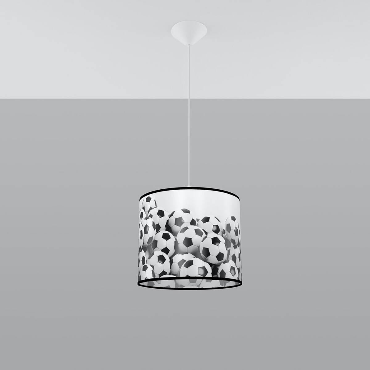 Lampa wisząca Piłka 1-30 z abażurem w kolorze białym, zdobiona wzorem piłek nożnych w odcieniach czerni i szarości. Zawieszona na cienkim kablu, montowana do sufitu. Idealna do pokoju dziecięcego lub sportowego.