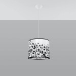 Lampa wisząca Piłka 1-30 z abażurem w kolorze białym, zdobiona wzorem piłek nożnych w odcieniach czerni i szarości. Zawieszona na cienkim kablu, montowana do sufitu. Idealna do pokoju dziecięcego lub sportowego.