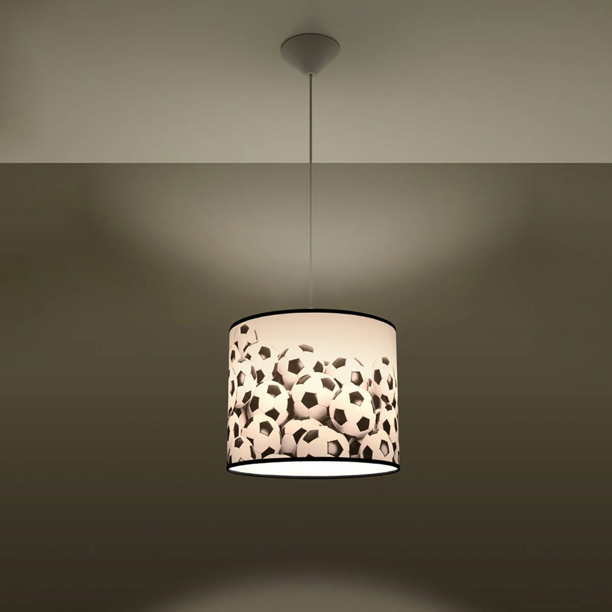 Lampa wisząca Piłka 1-30 z kloszem w kolorze białym, ozdobionym wzorem piłek nożnych. Klosz ma cylindryczny kształt i jest zawieszony na cienkim przewodzie. Idealna do pokoju dziecięcego lub dla miłośników sportu.