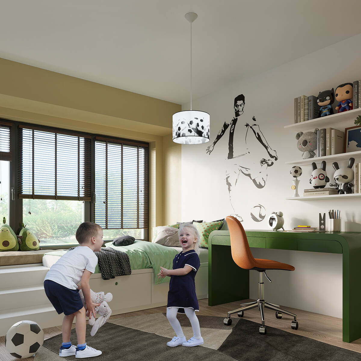 Lampa wisząca Piłka 1-30 z kloszem w białym kolorze, ozdobionym wzorem piłek nożnych, zawieszona na cienkim przewodzie. Widoczna w pokoju dziecięcym, obok bawiące się dzieci oraz meble w stonowanych kolorach.