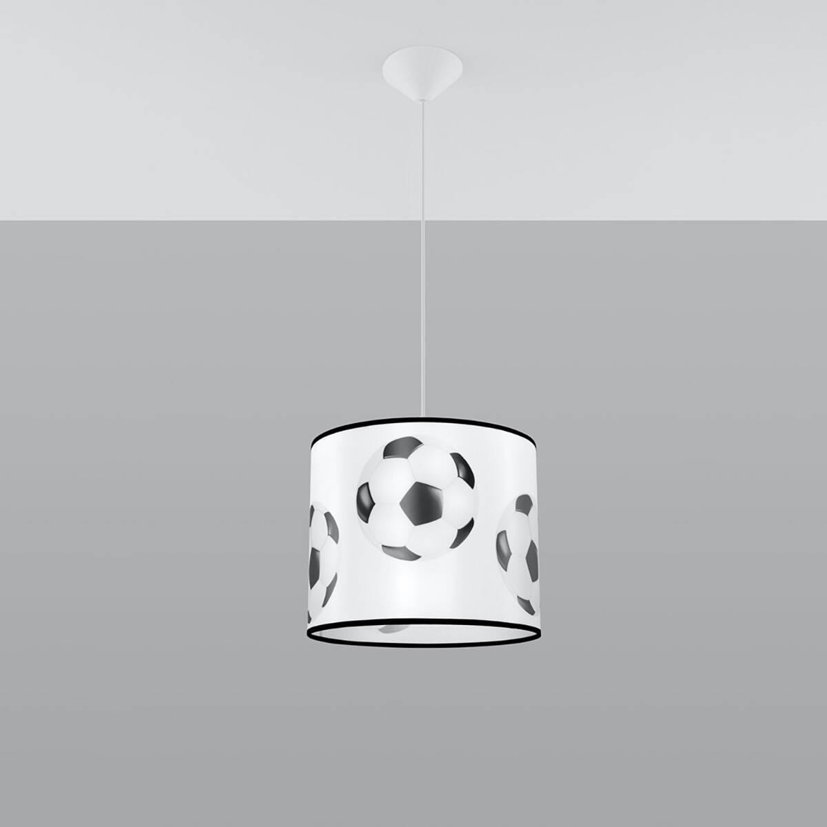 Lampa wisząca Piłka 2-30 z białym kloszem, ozdobiona motywem piłki nożnej. Klosz ma czarną obręcz, wisi na cienkim przewodzie. Ujęcie frontalne, tło w odcieniu szarości. Idealna do pokoju dziecięcego lub strefy sportowej.