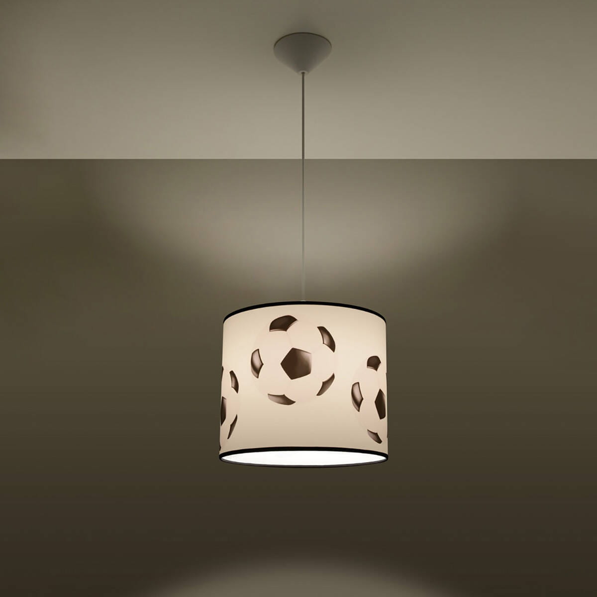 Lampa wisząca Piłka 2-30 z białym abażurem, ozdobiona wyciętymi wzorami piłek nożnych. Zawieszona na cienkim, białym przewodzie. Idealna do pokoju dziecięcego lub dla miłośników sportu.