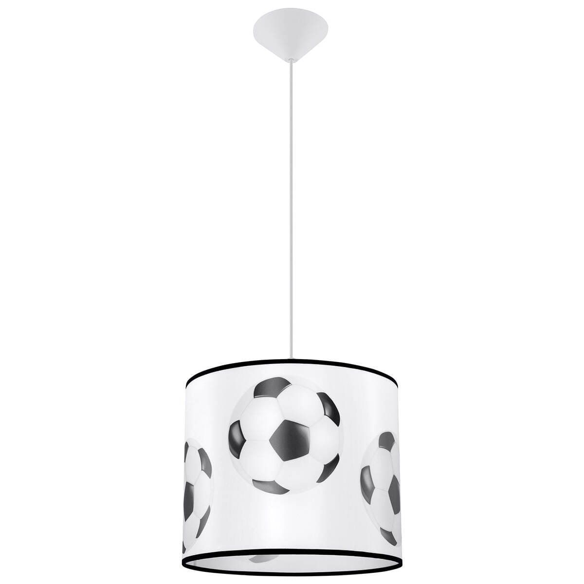 Lampa wisząca Piłka 2-30 z białym abażurem zdobionym grafiką piłek nożnych, zawieszona na cienkim białym przewodzie. Kształt cylindryczny, z czarną obręczą na górze. Idealna do pokoju dziecięcego lub strefy sportowej.