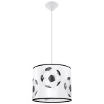 Lampa wisząca Piłka 2-30 z białym abażurem zdobionym grafiką piłek nożnych, zawieszona na cienkim białym przewodzie. Kształt cylindryczny, z czarną obręczą na górze. Idealna do pokoju dziecięcego lub strefy sportowej.