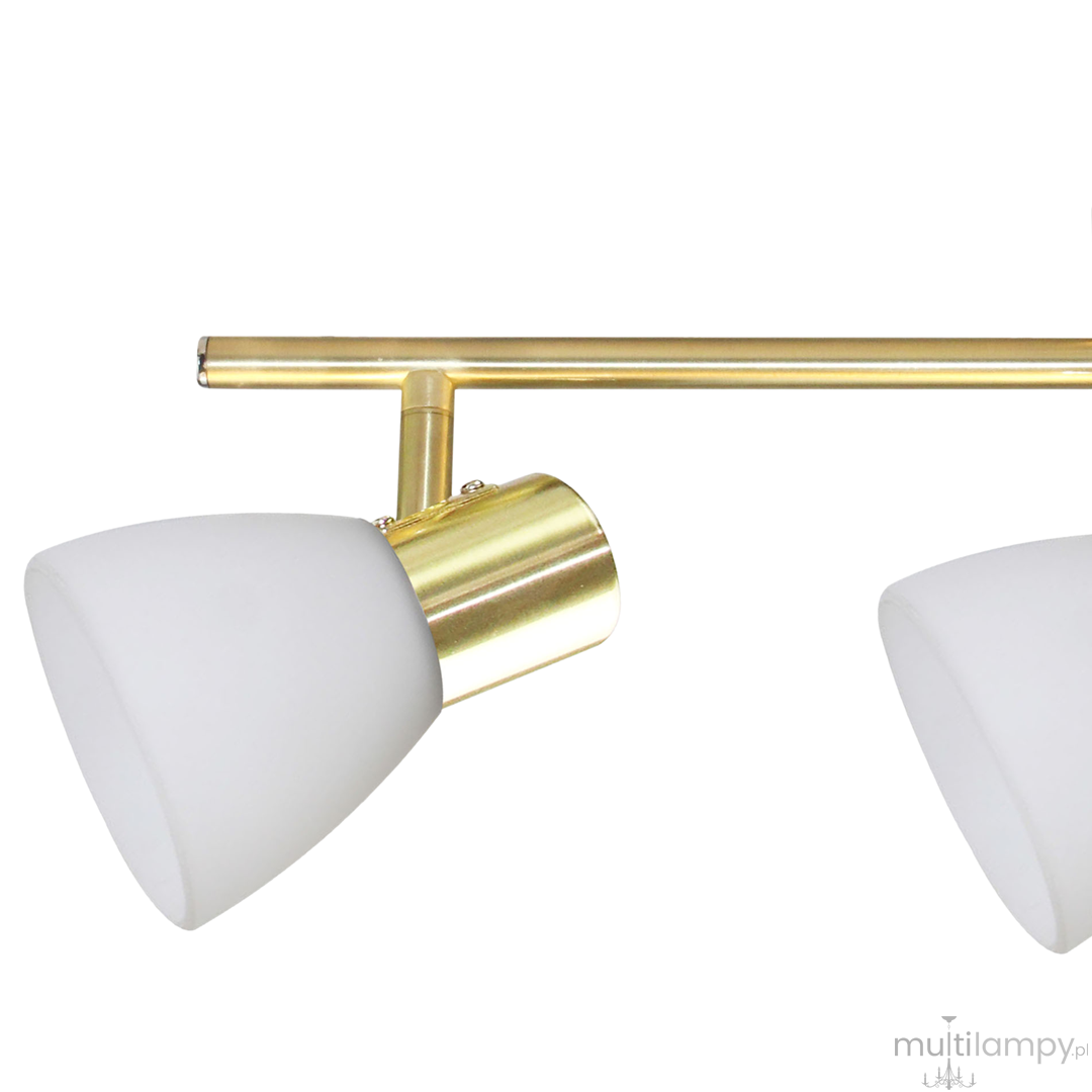 Lampa sufitowa Jota z trzema reflektorami, złota konstrukcja z białymi, matowymi kloszami w kształcie stożka. Ujęcie z boku, ukazujące detal mocowania i kąt nachylenia klosza. Idealna do nowoczesnych wnętrz.