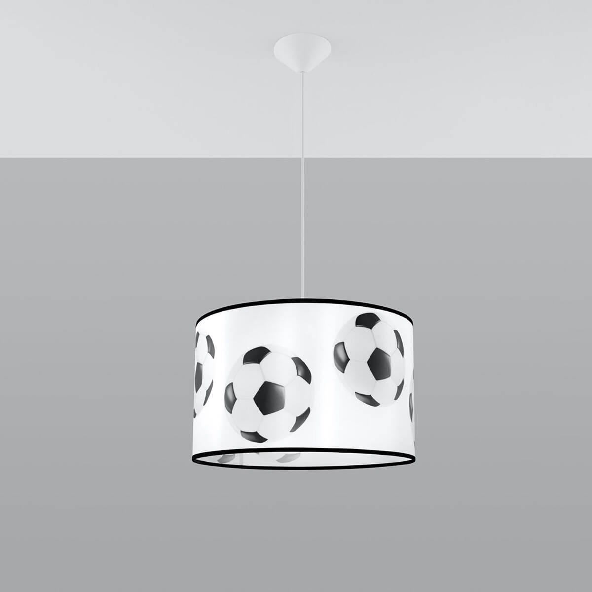 Lampa wisząca Piłka 2-40 o białym abażurze z nadrukiem czarno-białych piłek nożnych, z czarną krawędzią, zawieszona na cienkim, białym przewodzie. Idealna do pokoju dziecięcego lub dla miłośników piłki nożnej.